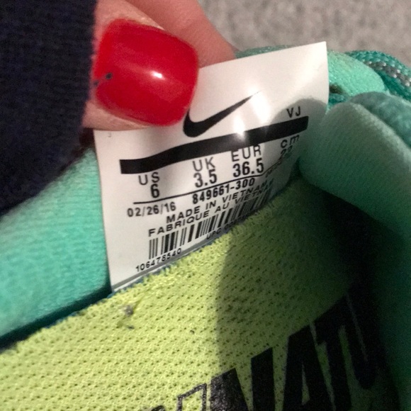 Size 6 gently used Nike sneakers - Picture 3 of 3